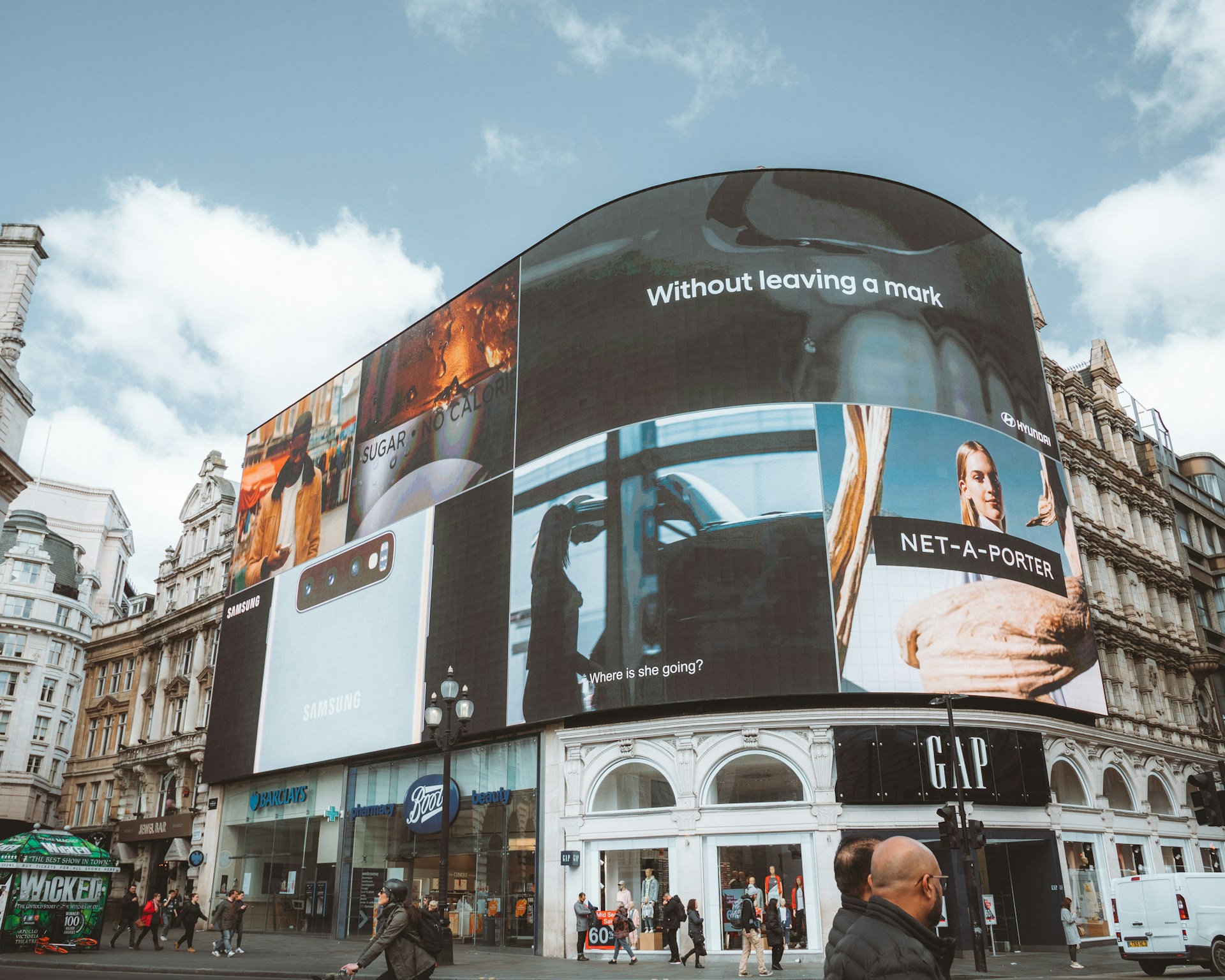 Digital signage strategies improving customer engagement in retail environments